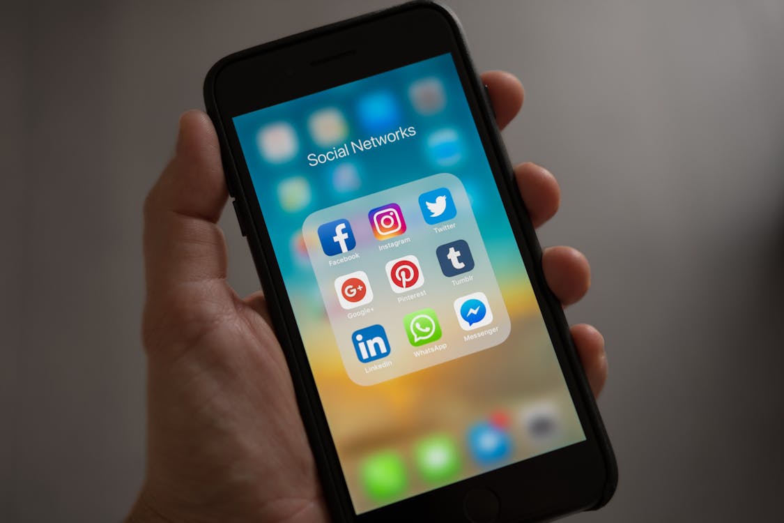 What Is a Social Media Virtual Assistant? (Services, Rates & How to Hire)